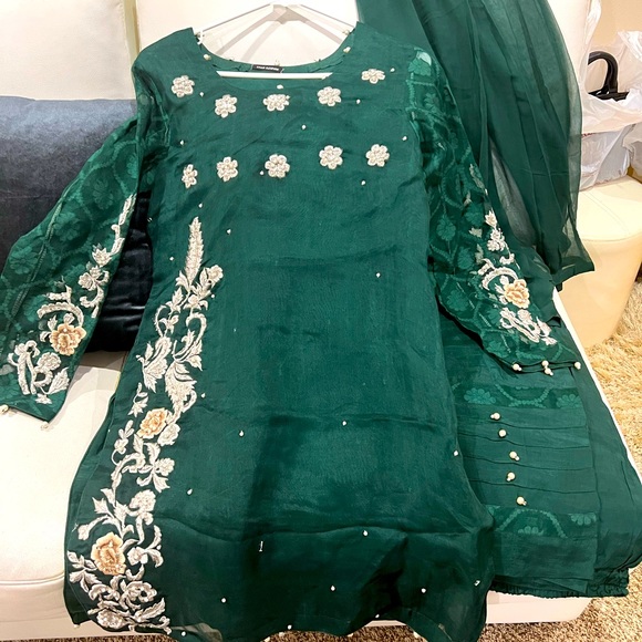 Pakistani / Indian wedding Shirt Pant with Dupatta - beautiful dress brand new